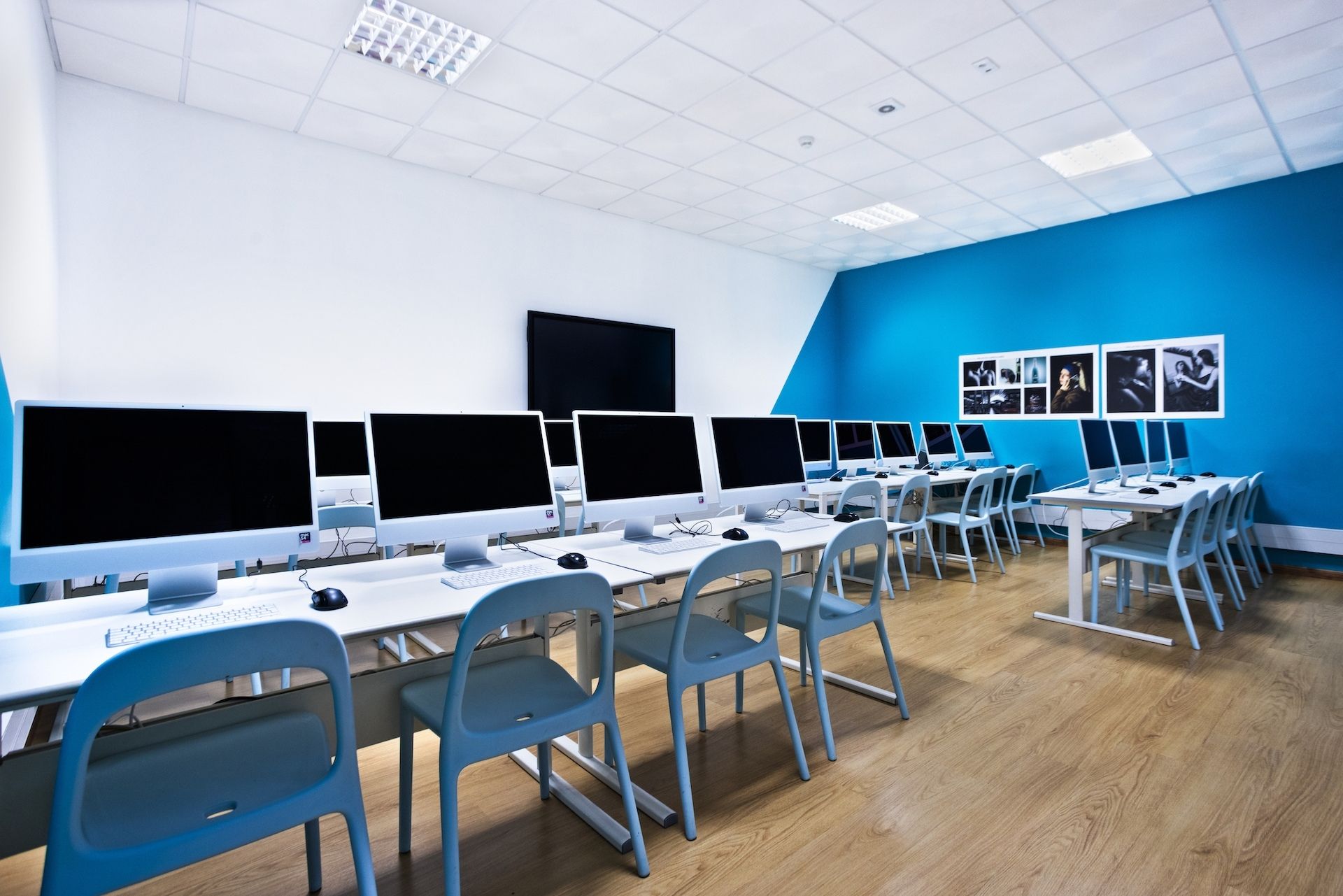 sala de aula para o curso Design de Comunicação e Marketing Digital